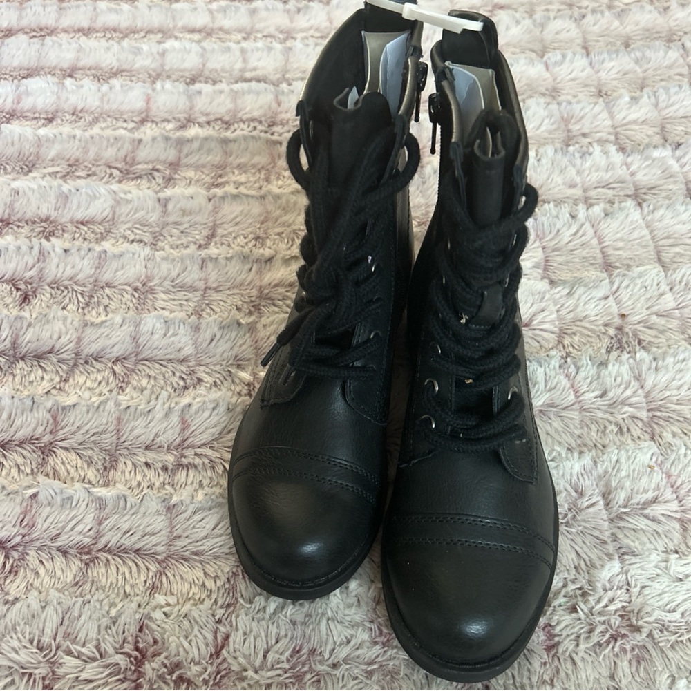 New WMS Combat Black Boots
Size 6